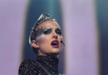 Vox Lux – Brady Corbet: Ho parlato con il diavolo, mi ha detto “Delego”